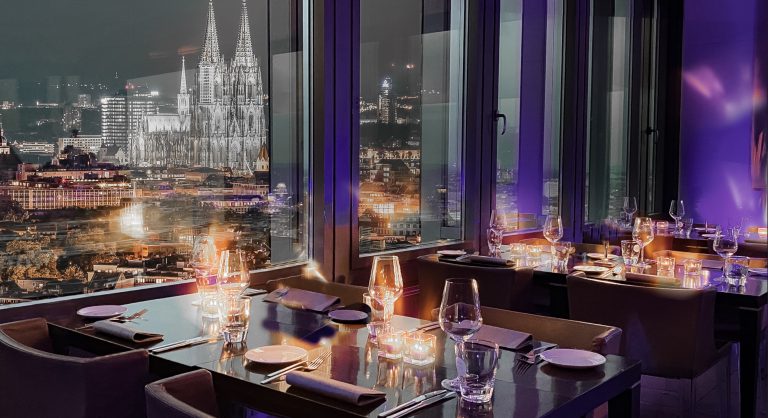 OSMAN30 Restaurant mit Domblick